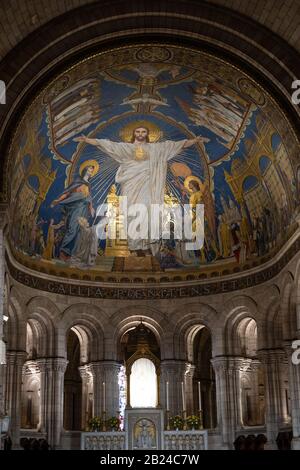 Mosaik in der Apse mit dem Titel Christus in Majestät von Luc-Olivier Merson. Die Basilika des Heiligen Herzens von Paris (Sacre-Coeur), Paris, Frankreich Stockfoto