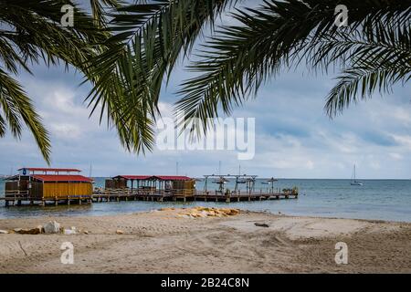 Palmblätter umrahmen das Gebäude in Mar Menor La Manga Stockfoto