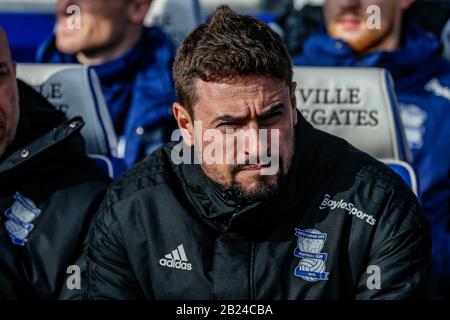 London, Großbritannien. Februar 2020. London, Großbritannien. Februar 2020. Pep Clotet, Manager von Birmingham City, blickt auf den Dugout beim EFL Skybet Championship Match, Queens Park Rangers / Birmingham City im Kiyan Prince Foundation Stadium, Loftus Road in London am Samstag, 29. Februar 2020, zurück. Dieses Bild darf nur für redaktionelle Zwecke verwendet werden. Nur redaktionelle Nutzung, Lizenz für kommerzielle Nutzung erforderlich. Keine Verwendung bei Wetten, Spielen oder einer einzelnen Club-/Liga-/Spielerpublikationen. PIC von Tom Smeeth/Andrew Orchard Sportfotografie/Alamy Live News Credit: Andrew Orchard Sportfotografie/Alamy Live News Stockfoto