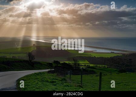 Blick auf St Catherine's Chapel und Chesil Beach, Abbotsbury, Dorset, England. Stockfoto