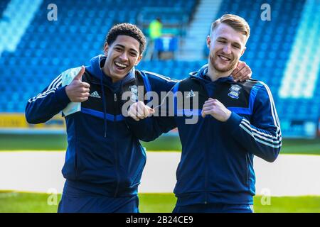 London, Großbritannien. Februar 2020. London, Großbritannien. Februar 2020. Jude Bellingham von Birmingham City und Connal Trueman von Birmingham City scherzten vor dem EFL Skybet Championship Match, Queens Park Rangers / Birmingham City im Kiyan Prince Foundation Stadium, Loftus Road in London am Samstag, 29. Februar 2020. Dieses Bild darf nur für redaktionelle Zwecke verwendet werden. Nur redaktionelle Nutzung, Lizenz für kommerzielle Nutzung erforderlich. Keine Verwendung bei Wetten, Spielen oder einer einzelnen Club-/Liga-/Spielerpublikationen. PIC von Tom Smeeth/Andrew Orchard Sportfotografie/Alamy Live News Credit: Andrew Orchard Sports Photograra Stockfoto