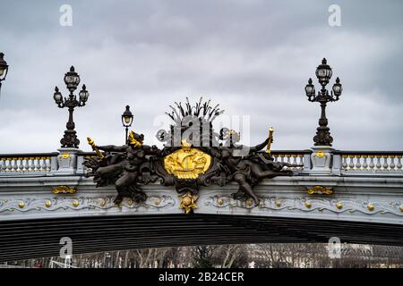 Reliefguss Nymphen der seine auf der Brücke Pont Alexandre III über die seine, Paris Frankreich Stockfoto