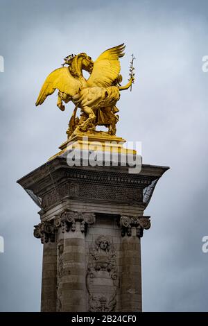 Vergoldete Fames Skulpturen auf den Socle-Gegengewichten der Brücke Pont Alexandre III über die seine, Paris, Frankreich Stockfoto