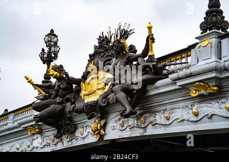 Reliefguss Nymphen der seine auf der Brücke Pont Alexandre III über die seine, Paris Frankreich Stockfoto