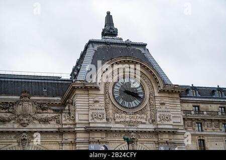Stationsuhr am ehemaligen Bahnterminal Paris-Orleans, Musée d'Orsay, Paris, Frankreich Stockfoto