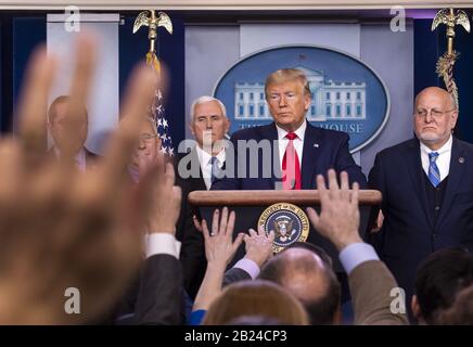 White House, Washington, USA. Februar 2020. Präsident Donald Trump nimmt Fragen auf, während er am Samstag, den 29. Februar 2020, im Weißen Haus in Washington, D.C. neben seiner Coronavirus Task Force ein Briefing zum Coronavirus, COVID-19, hält. Die USA berichteten über ihren ersten Tod durch den Virus im Staat Washington. Foto von Kevin Dietsch/UPI Credit: UPI/Alamy Live News Stockfoto