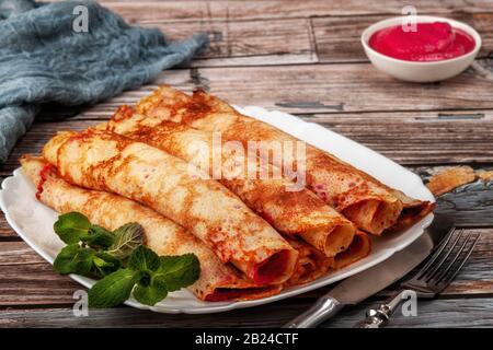 Pfannkuchen mit Rote Bete und Käse Pasta und Lachs Stockfoto