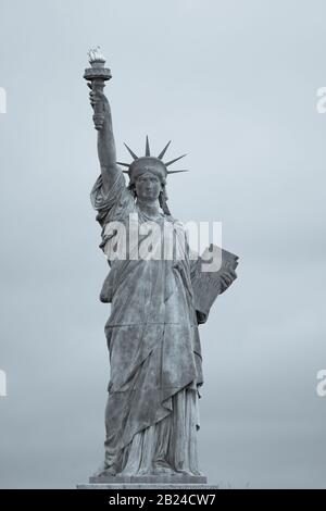 Statue der Freiheit, Paris Frankreich. Eine Nachbildung der Originalstatue auf der Île aux Cygnes Paris, Frankreich Stockfoto