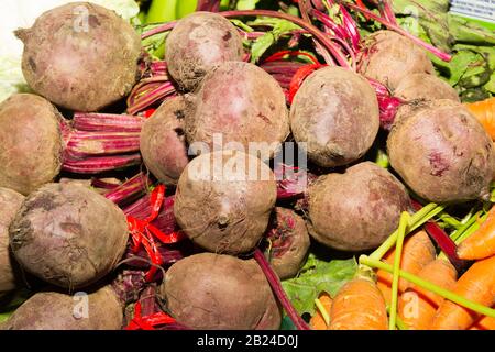 Frische rote Bete zum Verkauf an der Theke eines mediterranen Obstmarktes im Freien Stockfoto