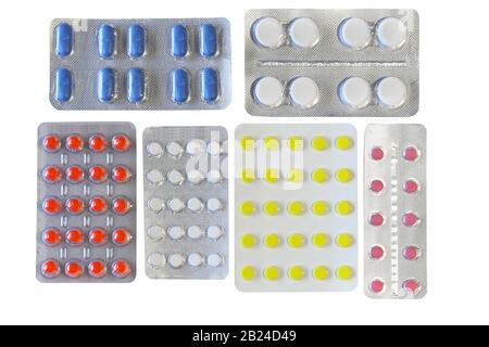 Pillen verschiedener Farben in Blister, isoliert auf weißem Hintergrund Stockfoto
