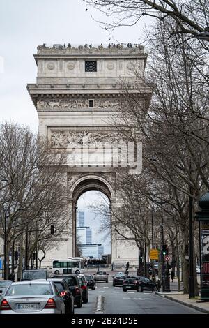 Arc de Triomphe (L'Arc de Triomphe de l'Etoile), Paris, Frankreich. Von der Avenue Kleber aus gesehen Stockfoto