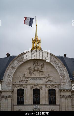 Französische Trikolorfahne von der Spitze der goldenen Kuppel von Les Invalides, die die Nordfassade zeigt, Paris, Frankreich geflogen Stockfoto