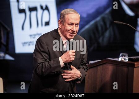 Ramat Gan, Israel. Februar 2020. Der israelische Premierminister und Vorsitzende der Likud-Partei Benjamin Netanyahu spricht während einer Wahlkampfveranstaltung vor den israelischen Parlamentswahlen, die für den 02. März stattfinden. Kredit: Ilia Yefimovich / dpa / Alamy Live News Stockfoto