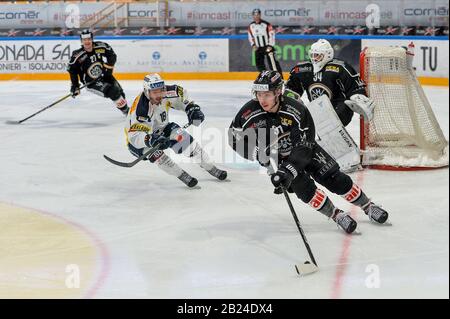 Lugano, Corner Arena, Porza, Schweiz. Februar 2020. Lugano, Schweiz. Februar 2020. 29.02.2020, Lugano, Corner Arena, Eishockey NL: HC Lugano - HC Ambri-Piotta, #37 Elia Riva (Lugano) gegen #18 Noele Trisconi (Ambri) Credit: SPP Sport Press Photo. /Alamy Live News Stockfoto