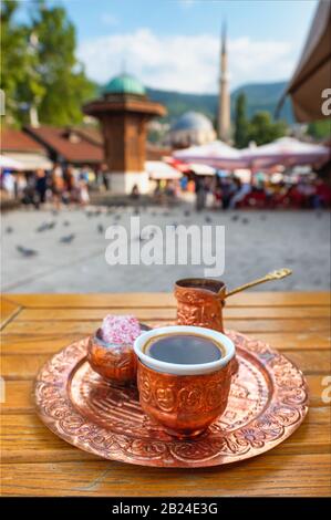 Traditioneller schwarzer bosnischer Kaffee am Bascarsija-Platz in der Altstadt von Sarajevo Stockfoto