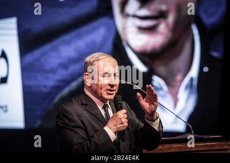 Ramat Gan, Israel. Februar 2020. Der israelische Premierminister und Vorsitzende der Likud-Partei Benjamin Netanyahu spricht während einer Wahlkampfveranstaltung vor den israelischen Parlamentswahlen, die für den 02. März stattfinden. Kredit: Ilia Yefimovich / dpa / Alamy Live News Stockfoto