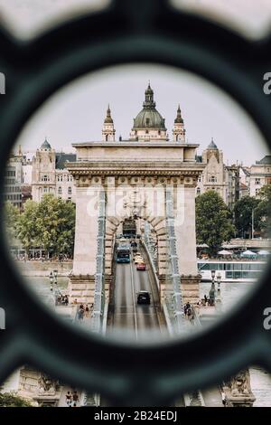 Blick über die Donau und die Kettenbrücke in Budapest gerahmter Retro-Zaun Stockfoto