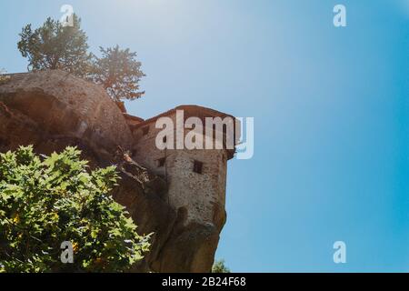 Großes Kloster Varlaam auf dem hohen Felsen in Meteora, Thessalien, Griechenland Stockfoto