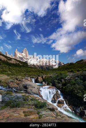 Sonniger Tag am verborgenen Wasserfall mit dem Mount Fitz Roy in der Nähe von El Calten Stockfoto