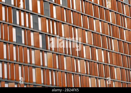 Fassade des modernen Bürogebäudes aus Fensterläden aus Holz. Stockfoto