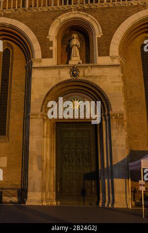 Padua, ITALIEN - 28. Dezember 2016 - Haupteingang zur Basilika von Sant'Antonio da Padova bei Sonnenuntergang Stockfoto