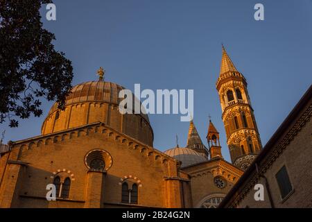 Padua, ITALIEN - 28. Dezember 2016 - Blick auf das Wahrzeichen der Päpstlichen Basilika von Sant'Antonio da Padova (Päpstliche Basilika von Sant'Antonio von P Stockfoto