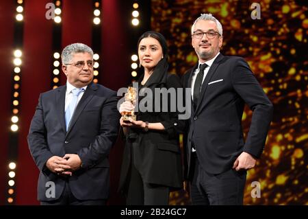 Berlin, Deutschland. Februar 2020. Kaveh Farnam, Baran Rasolof und Farzad Pak, Gewinner des Golden Bear Awards für den besten Film "Es gibt kein Übel", posiert bei der Abschlussfeier während der 70. Internationalen Filmfestspiele Berlin/Berlinale 2020 im Berliner Palast am 29. Februar 2020 in Berlin. Kredit: Geisler-Fotopress GmbH / Alamy Live News Stockfoto