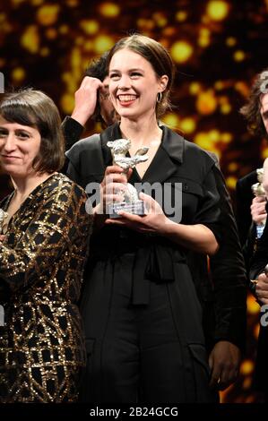 Berlin, Deutschland. Februar 2020. Paula Beer, Preisträgerin des Silbernen Bären für die beste Schauspielerin, posiert bei der Abschlussfeier während der 70. Internationalen Filmfestspiele Berlin/Berlinale 2020 im Palast der Berlinale am 29. Februar 2020 in Berlin. Kredit: Geisler-Fotopress GmbH / Alamy Live News Stockfoto