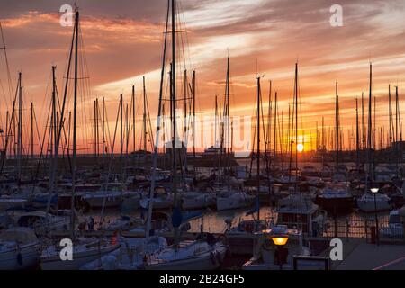 Ostia Lido Rom, Italien - 08. September 2019: Goldener Sonnenuntergang am Hafen in Rom mit vielen Booten, die im Touristenhafen von Rom in der Küste vergraben sind Stockfoto