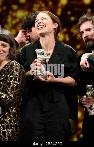 Berlin, Deutschland. Februar 2020. Paula Beer, Preisträgerin des Silbernen Bären für die beste Schauspielerin, posiert bei der Abschlussfeier während der 70. Internationalen Filmfestspiele Berlin/Berlinale 2020 im Palast der Berlinale am 29. Februar 2020 in Berlin. Kredit: Geisler-Fotopress GmbH / Alamy Live News Stockfoto