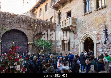 Verona, ITALIEN - DEC 27 2016 - Blick auf den Eingang zu Juliets Haus und den Balkon, der William Shakespeares Romeo und Julia inspirierte. Stockfoto