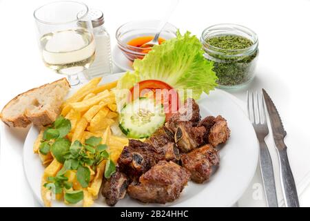 Gericht zum Mittagessen mit gebratenen Schweinerippen, Kartoffeln und Salat. Portugiesisch Stockfoto