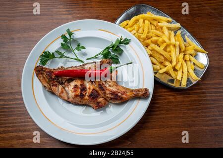 Gegrilltes Huhn mit Paprika und pommes frites Stockfoto