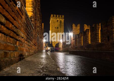 Touristen und Bürger wandern am späten Abend in die Wände der Castelvecchio Brücke, italien Stockfoto