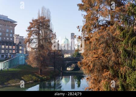 Padova, ITALIEN - 28. DEZEMBER 2016 - Blick auf Padova und seine Kanäle im Porte Contarine, Italien Stockfoto