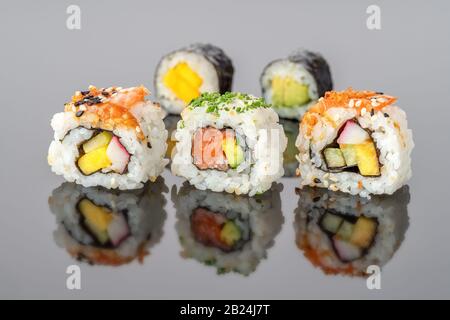 Japanische Sushi rollen Uramaki in Reflection Close-up Stockfoto