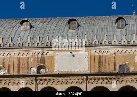 Padova, ITALIEN - 28. Dezember 2016 - Sonnenuhr auf der Kuppel des Palazzo della Ragione in Padova Stockfoto