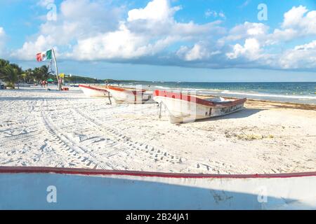 Boote an der Playa Pescadores mit lokalem Schwebeboden und blauem Himmel und Wolken-Landschaft, Tulum, Mexiko Stockfoto