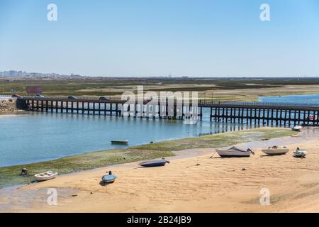 Eine alte Brücke am Strand von Faro, über die Ria Formosa. Portugal Algarve Stockfoto