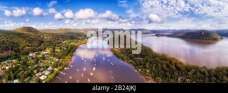 Hawkesbury River um Sydney mit Long Island und kleinen Fischerdörfern an der Küste mit Yachten und Yachthäfen. Stockfoto