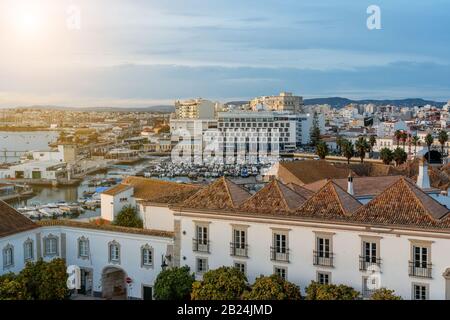 Blick vom Dach der Altstadt von Faro auf die Meeresbucht, Ria Formosa Stockfoto