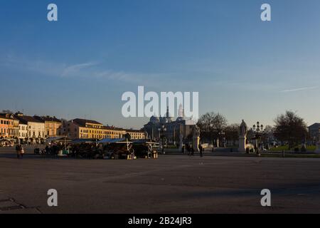 Straßenhändler am größten Platz der Stadt Padova, bekannt als Prato della Valle, Italien Stockfoto