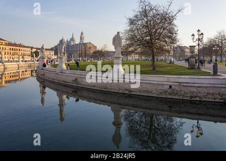 Padova, ITALIEN - 28. Dezember 2016 - Statuen am größten Platz der Stadt Padova, bekannt als Prato della Valle, spiegeln sich auf dem Wasser des c Stockfoto