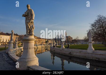 Padova, ITALIEN - 28. Dezember 2016 - Statuen am größten Platz der Stadt Padova, bekannt als Prato della Valle, spiegeln sich auf dem Wasser des c Stockfoto