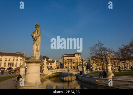 Padova, ITALIEN - 28. Dezember 2016 - Statuen am größten Platz der Stadt Padova, bekannt als Prato della Valle Stockfoto