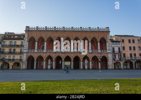 Padova, ITALIEN - 28. Dezember 2016 - Loggia Amulea am größten Platz der Stadt Padova, bekannt als Prato della Valle Stockfoto