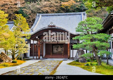 Kleiner historischer Tempel im Nanzen-Komplex der Kyoto-Stadt, umgeben von einem grünen Park und einem traditionellen japanischen Garten mit Pinien. Stockfoto