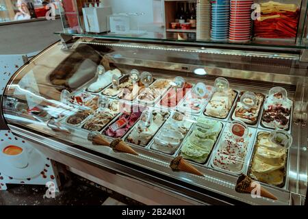 Verschiedene Arten von gelato Eis am Schaufenster Anzeige in Dessert shop Stockfoto