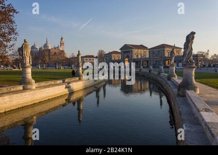 Padova, ITALIEN - 28. Dezember 2016 - Statuen am größten Platz der Stadt Padova, bekannt als Prato della Valle, spiegeln sich auf dem Wasser des c Stockfoto