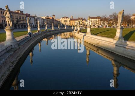 Padova, ITALIEN - 28. Dezember 2016 - Statuen am größten Platz der Stadt Padova, bekannt als Prato della Valle, spiegeln sich auf dem Wasser des c Stockfoto